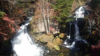 紅葉が素晴らしい滝