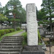 山裾に10数箇所の寺院や神社が建ち並ぶ