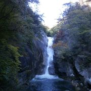 滝の音が聴こえる水量豊富な滝でした　～昇仙峡仙娥滝～