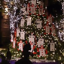 丸の内ブリックスクエアにあるアリスのクリスマスツリー。