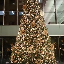 丸の内オアゾにあるディズニークリスマスツリー。