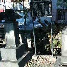 夕方に行くと日陰になってたので字が見づらかったです。