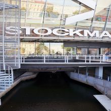 なんと川をまたいで建っている