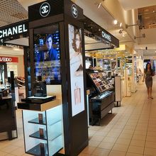 １階通路＆化粧品売り場
