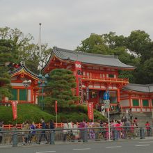 道路を挟んで一枚！八坂神社