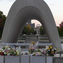 慰霊碑より原爆ドームを望む