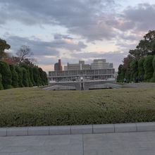 記念碑と資料館の建物