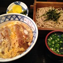 カツ丼とざるそばのセット