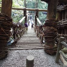 渡り口から向こう岸を見る