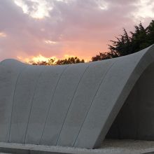 記念碑と夕焼け