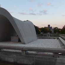 記念碑と遠くに原爆ドーム