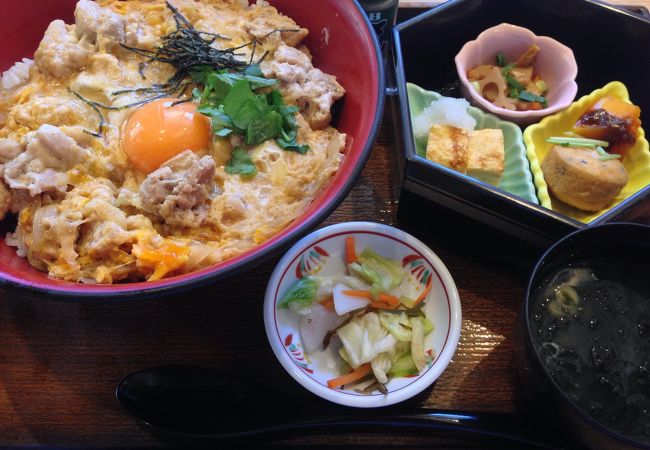 ランチの親子丼は、とてもリーズナブル！