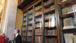 博物館の隣です