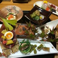 秋らしいお食事。真ん中のお家のような器の中にも前菜が。