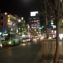 夜のメインストリート