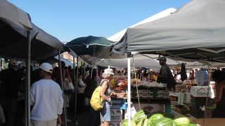 街の中心で開催される青空市