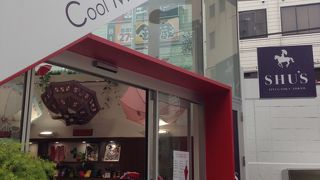 メーカー直営のオシャレな傘専門店。