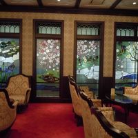 ステンドグラスがきれいなロビー