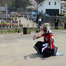 [鬼剣舞]を踊る若者。