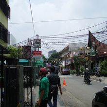 両サイドにお店が幾つか有ります