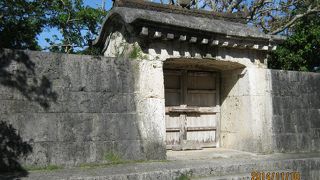 公園入り口にある史跡