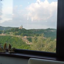 切り立った丘の上に立つ教会