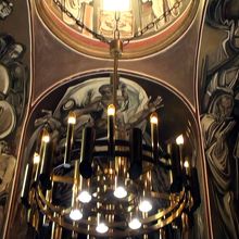 丘の上にある教会内部