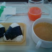 ローソンのおにぎりと飲み放題のドリンク、味噌汁