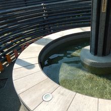 横町ポケットパークにある足湯