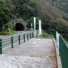 このトンネルの横に海岸につながる遊歩道があります