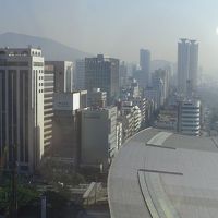 １９階からの景色。手前の屋根は韓国鉄道の釜山駅。