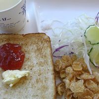 ミルクは薄い。持参したインスタントコーヒーに混ぜて飲んだ。