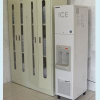 １階ロビー奥にあったナイトウェアと製氷機。水サーバーは２階。