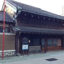 旧日光街道沿いに建っています。
