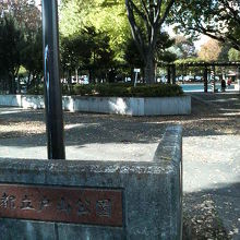 大学キャンパスの隣で静かめでした。