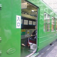 車内には座って休める座席と観光案内の地図などがあります。