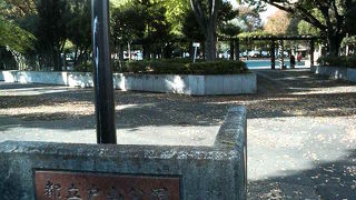 大学キャンパスの隣の静かな公園