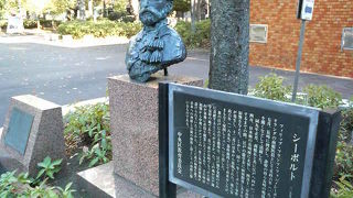 歴史の授業を思い出す蘭学者の像です