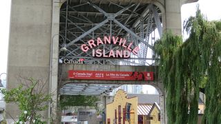 オーガニックフードやバンクーバーのクラフト製品を楽しみ、ビールを飲む