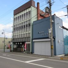 駅前の店の外観