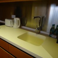 簡易キッチンも完備。食器類も充実。