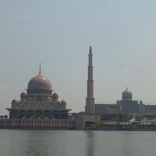 クルーズからモスクとプトラ・ペルダナ 