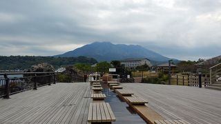 錦江湾や桜島を眺めながら足湯につかると、とっても気持ちいいです