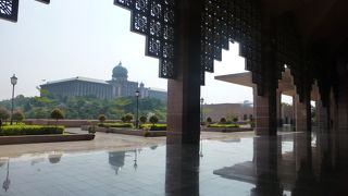 プトラモスクの隣に見えます