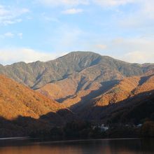 湖畔の山の紅葉