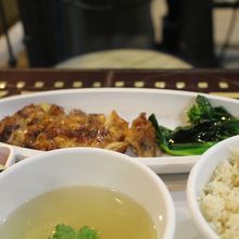 カオマンガイセット。スイカ付。