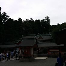 参拝するために並んでいます