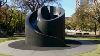 イサム・ノグチさん作品のアートな滑り台