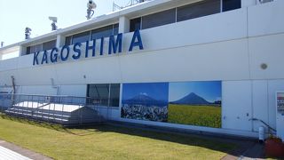 鹿児島空港展墓デッキから、霧島の山並みをバックに飛び立つ飛行機を眺める