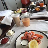 朝ごはんは並んで食べます